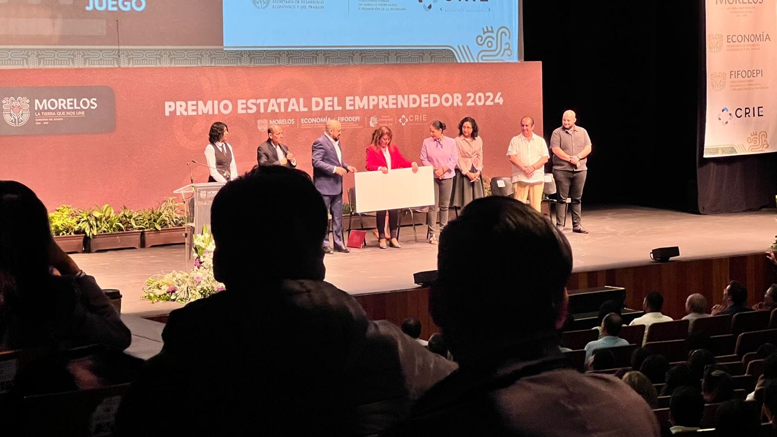 Margarita González Saravia entrega Premio Estatal del Emprendedor 2024.